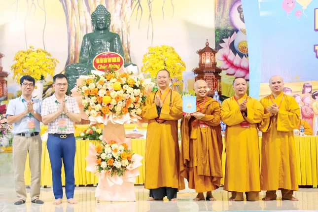 Lãnh đạo Ban Tôn giáo tỉnh Thanh Hóa tặng hoa chúc mừng Lãnh đạo Ban Tôn giáo tỉnh Thanh Hóa tặng hoa chúc mừng