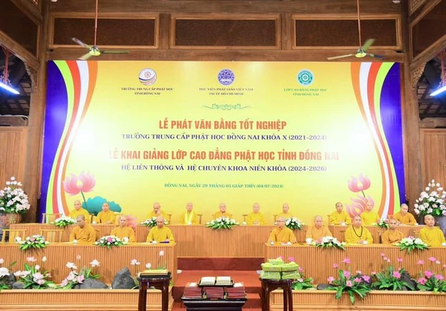 Chư tôn đức chứng minh buổi lễ