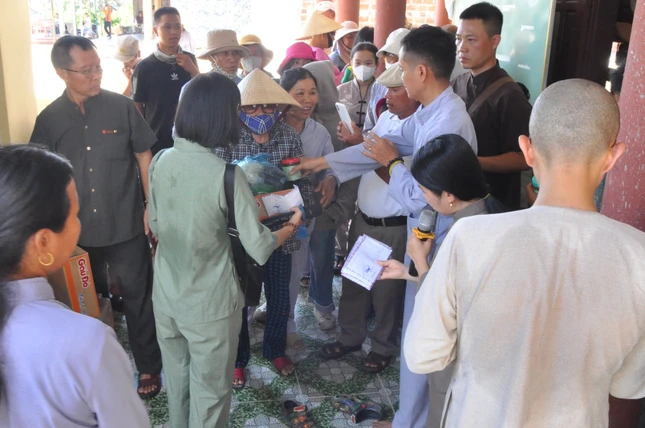 Trao quà đến các hoàn cảnh khó khăn tại xã Bình Minh, H.Thăng Bình, Quảng Nam