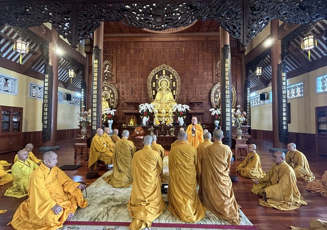 Thượng tọa Thích Đạt Đức sách tấn chư hành giả an cư tại chùa Hải Quang