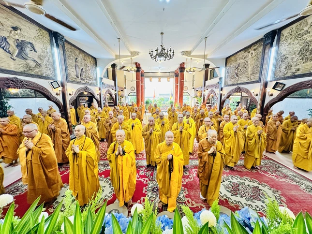 Chư tôn đức đảnh lễ Tam bảo