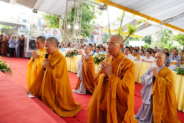 Đại diện chư Tăng Ni an cư dâng lời tác bạch cầu pháp