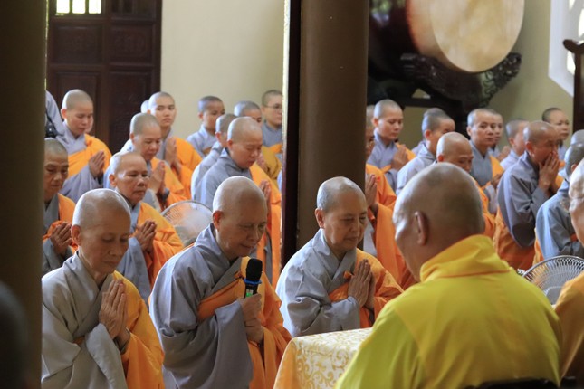 Ni trưởng Thích nữ Như Minh thay mặt chư hành giả Ni dâng lời tác bạch