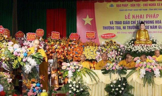 Thượng toạ Thích Thanh Vịnh báo cáo công tác tổ chức khóa hậu An cư kiết hạ Phật lịch 2568