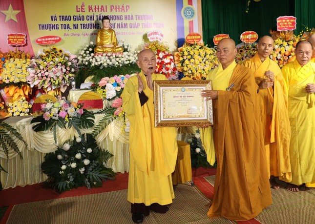 Trưởng lão Hòa thượng Thích Thanh Dũng trao giáo chỉ tấn phong giáo phẩm Hòa thượng