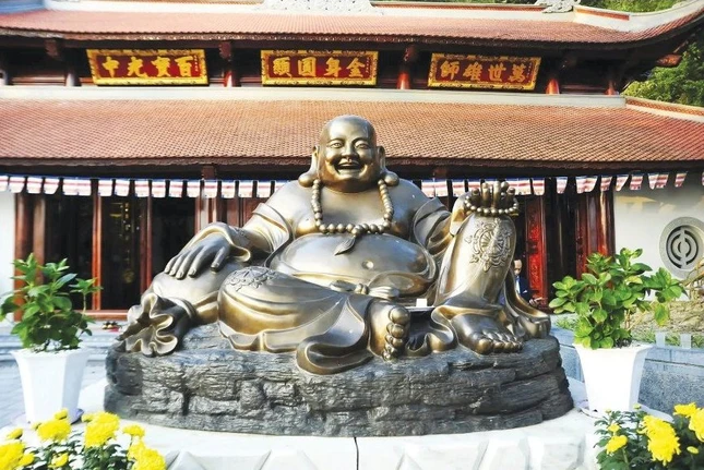 Chánh điện chùa Hổ Sơn Chánh điện chùa Hổ Sơn