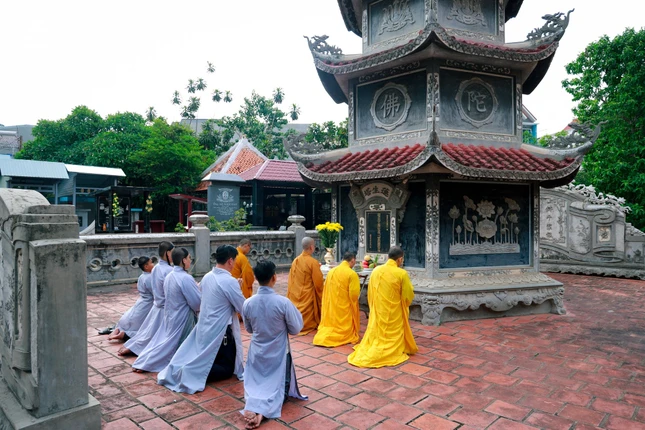 Thành kính tưởng niệm