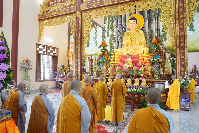 Chư tôn đức niêm hương bạch Phật tại chánh điện mới của chùa Long Cát