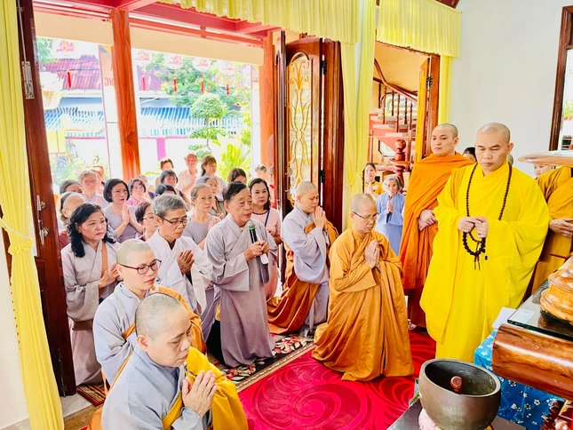 Đại diện cư sĩ, Phật tử dâng tời tác bạch cúng dường tại chùa Tâm Ấn (TP.Quy Nhơn)