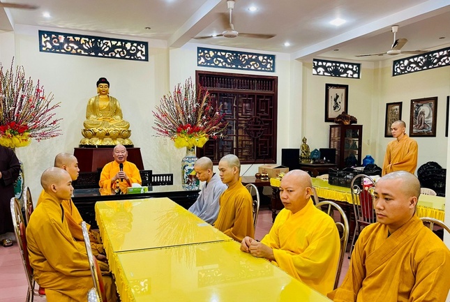 Hòa thượng Thích Nguyên Phước, Trưởng ban Trị sự kiêm Trưởng ban Tăng sự GHPGVN tỉnh Bình Định, Thiền chủ hạ trường tổ đình Long Khánh (TP.Quy Nhơn) tri ân và tán thán công đức Ban Từ thiện xã hội Phật giáo tỉnh cùng các cư sĩ, Phật tử đã đến thăm, cúng dường 3 tháng hạ an cư