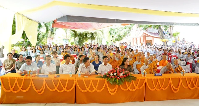 Đại biểu, chư Ni và đông đảo Phật tử tham dự lễ Đại biểu, chư Ni và đông đảo Phật tử tham dự lễ