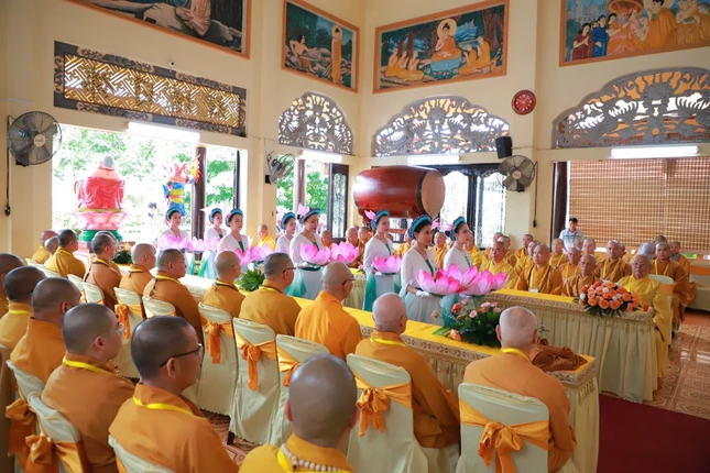 Nghi thức dâng hoa cúng dường