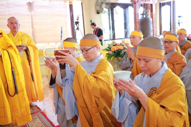 Dâng phạn thực cúng dường Dâng phạn thực cúng dường