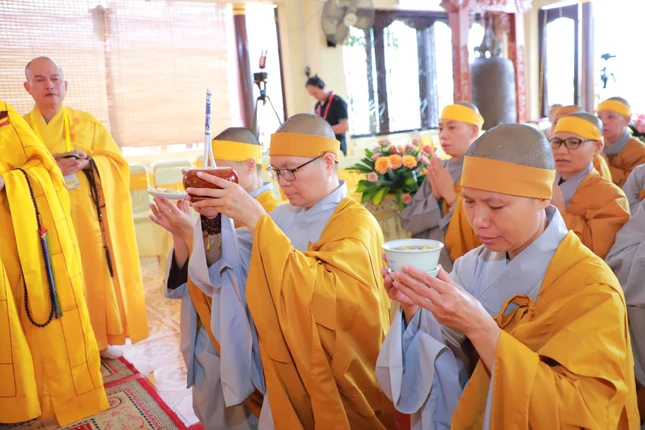 Dâng phạn thực cúng dường