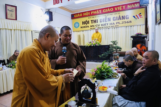 Thí sinh bốc thăm đề tài dự thi