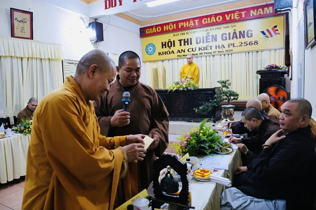 Thí sinh bốc thăm đề tài dự thi