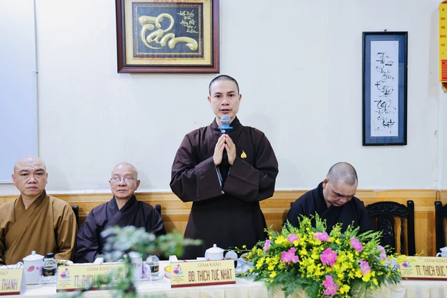 Đại đức Thích Tuệ Nhật phổ biến nội quy