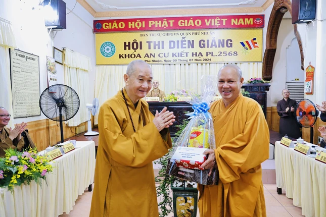 Trưởng lão Hòa thượng Thích Thanh Hùng trao giải nhất hội thi