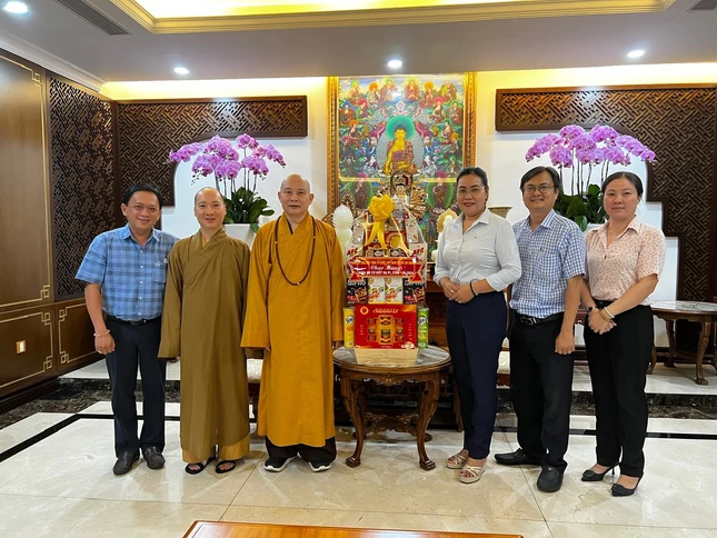 Đoàn thăm, tặng quà chư hành giả an cư tại trường hạ chùa Vĩnh Nghiêm