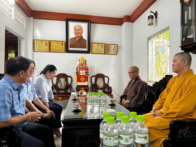 Đại đức Thích Thiện Châu cùng chư tôn đức Ban Trị sự GHPGVN Q.3 đón tiếp phái đoàn