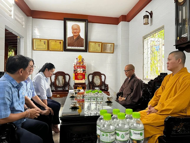 Đại đức Thích Thiện Châu cùng chư tôn đức Ban Trị sự GHPGVN Q.3 đón tiếp phái đoàn