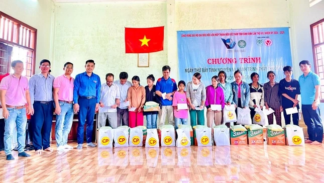 Trao 50 phần quà đến đồng bào dân tộc Trao 50 phần quà đến đồng bào dân tộc