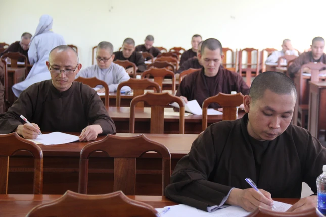 Các thí sinh nghiêm túc làm bài thi