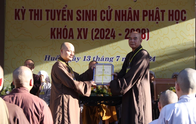 Thượng tọa Thích Nguyên Thành trao đề thi đến đại diện Ban Giám thị