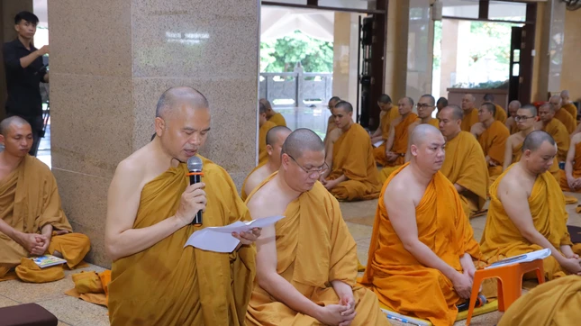 Thượng tọa Giác Hoàng phổ biến nội quy, thời khóa tu học Thượng tọa Giác Hoàng phổ biến nội quy, thời khóa tu học