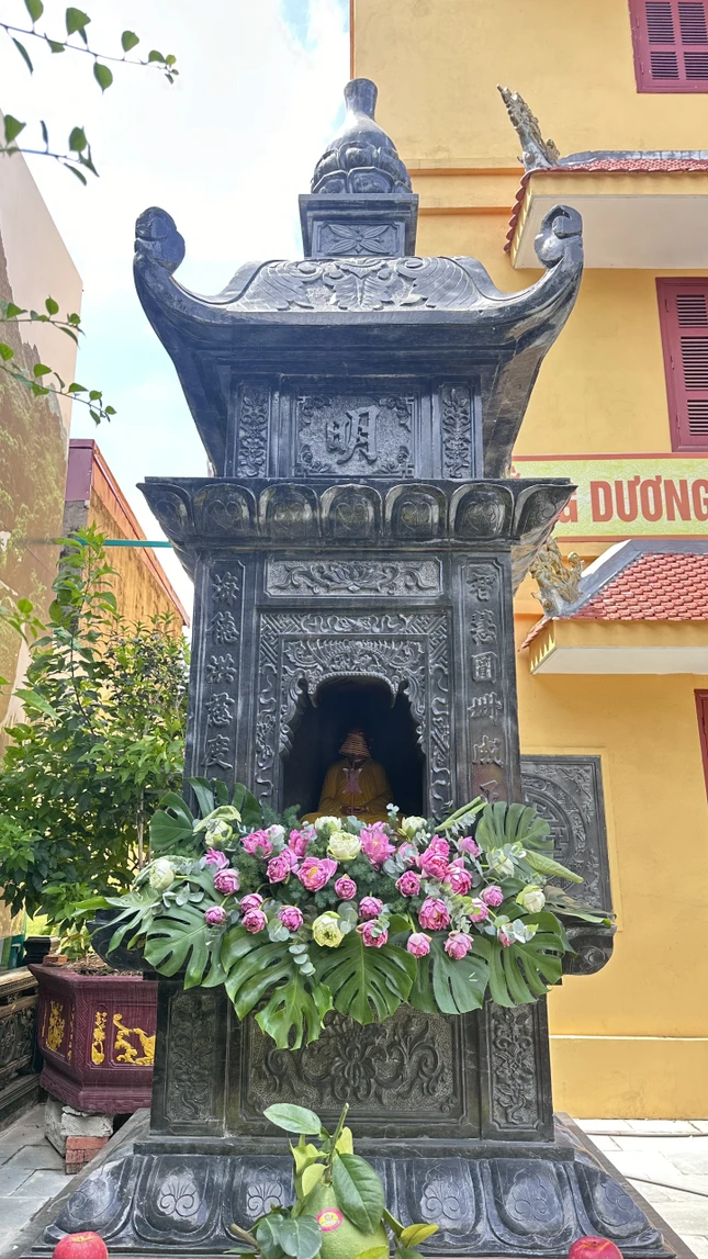 Bảo tháp Trưởng lão Hòa thượng trong khuôn viên chùa Nam Hải