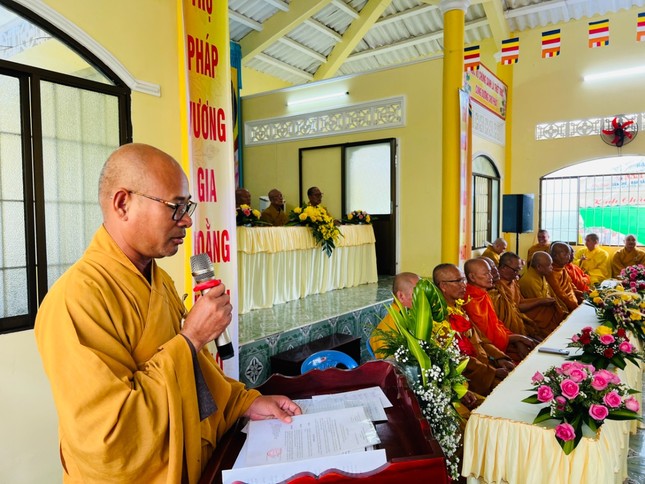 Thượng tọa Thích Định Hương, Phó Thư ký, Chánh Văn phòng Ban Trị sự Phật giáo tỉnh công bố quyết định bổ nhiệm trụ trì chùa Bửu Linh