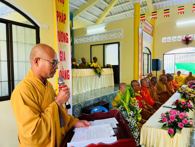 Thượng tọa Thích Định Hương, Phó Thư ký, Chánh Văn phòng Ban Trị sự Phật giáo tỉnh công bố quyết định bổ nhiệm trụ trì chùa Bửu Linh