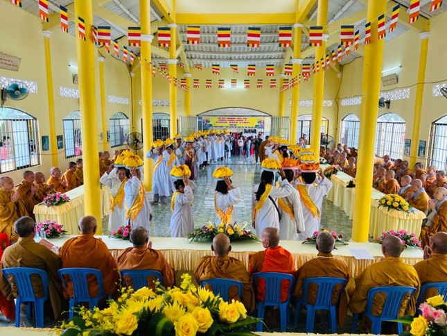 Đạo tràng Phật tử dâng pháp y cúng dường