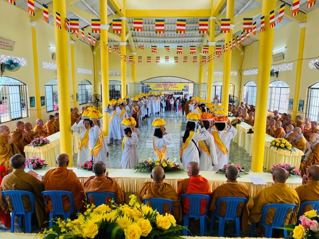 Đạo tràng Phật tử dâng pháp y cúng dường