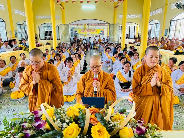 Sư cô Thích nữ Liên Hiếu, tân trụ trì chùa Bửu Linh dâng lời phát nguyện