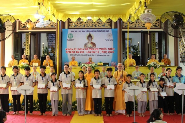 Trao học bổng đến các em học sinh