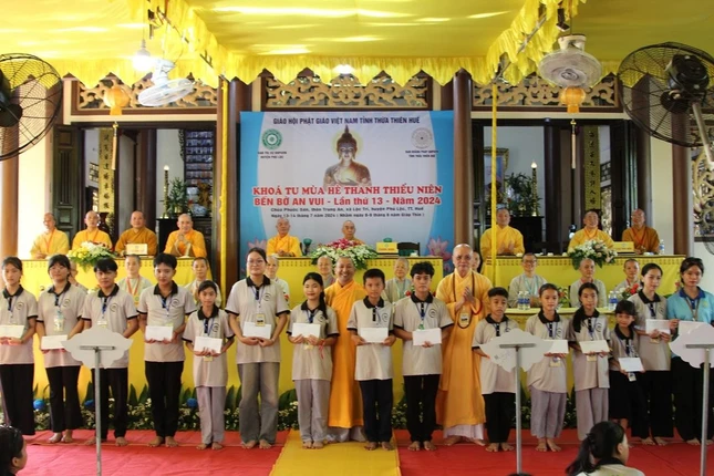 Trao học bổng đến các em học sinh