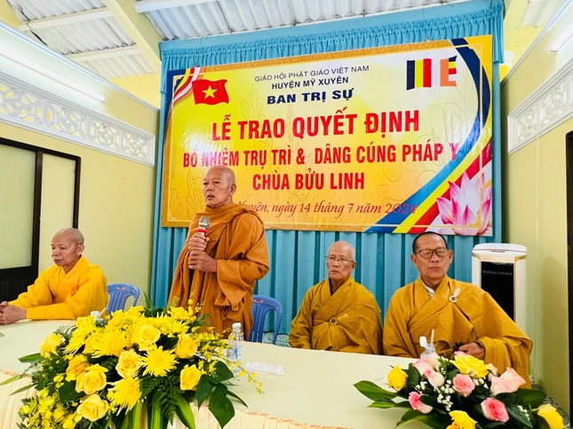 Trưởng lão Hòa thượng Thích Minh Hồng ban đạo từ