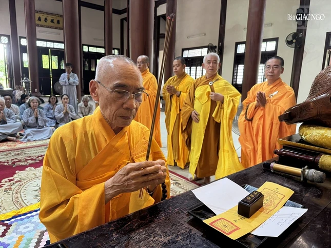 Trưởng lão Hòa thượng Thích Quang Nhuận niêm hương bạch Phật