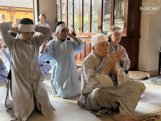 Ông Cao Huy Hóa hiện đang sinh sống tại Huế là em ruột của cố Giáo sư Cao Huy Thuần cùng thân quyến thọ tang