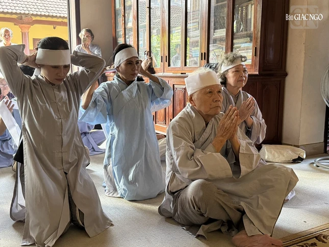 Ông Cao Huy Hóa hiện đang sinh sống tại Huế là em ruột của cố Giáo sư Cao Huy Thuần cùng thân quyến thọ tang