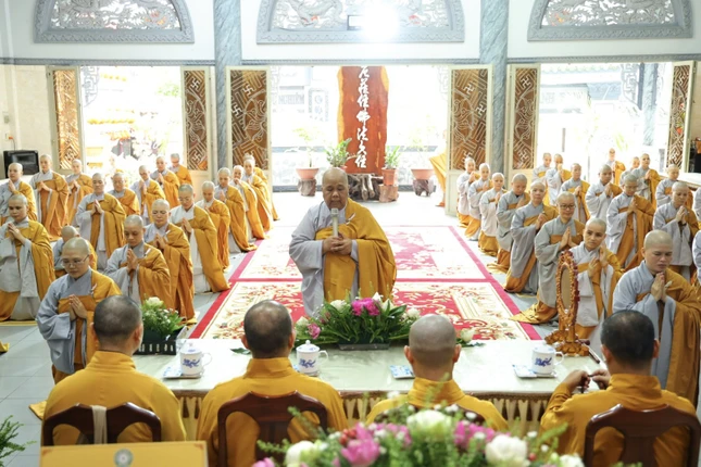 Ni sư Thích nữ Lệ Thuận phát biểu niệm ân chư tôn đức quang lâm hạ trường tổ đình Kim Sơn