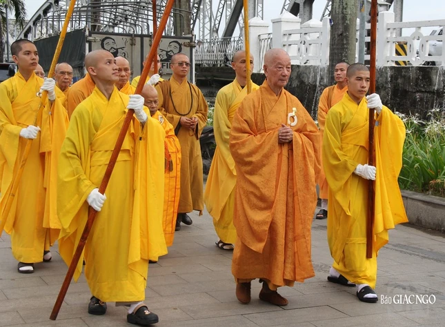 Cung nghinh Đức Pháp chủ...