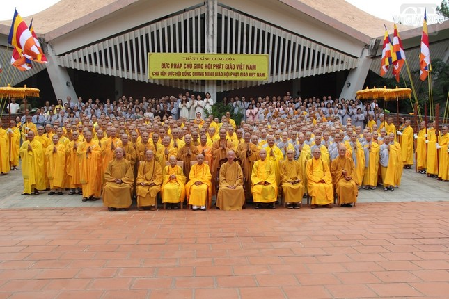 Chư tôn giáo phẩm, Tăng Ni sinh Học viện Phật giáo VN tại Huế lưu niệm cùng Đức Pháp chủ GHPGVN
