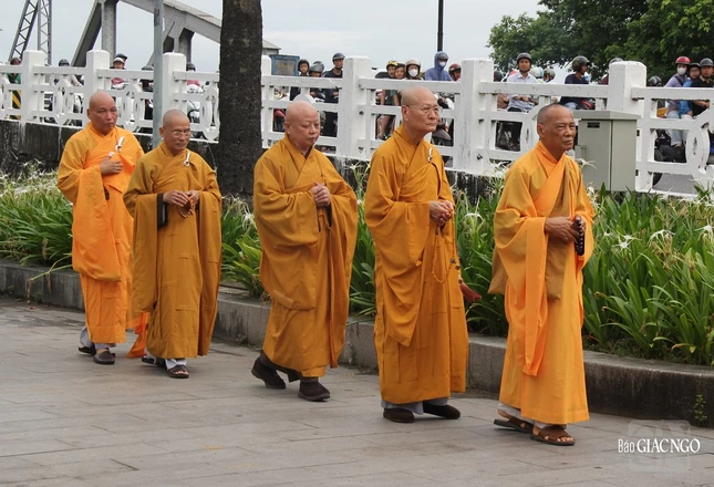 ... cùng chư tôn giáo phẩm quang lâm dâng hương tưởng niệm