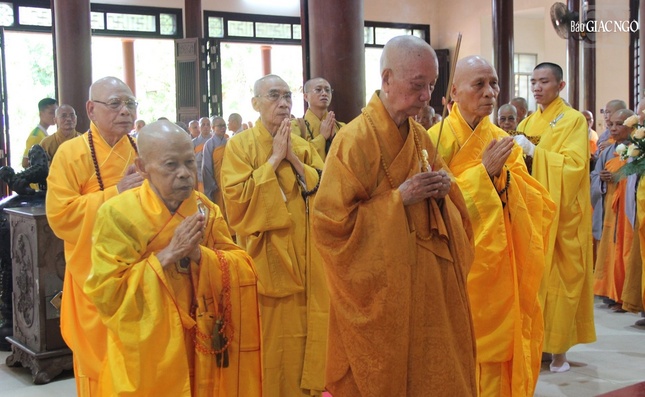 Đại lão Hòa thượng Thích Trí Quảng cùng chư tôn giáo phẩm lễ Phật tại chánh điện tổ đình Từ Đàm