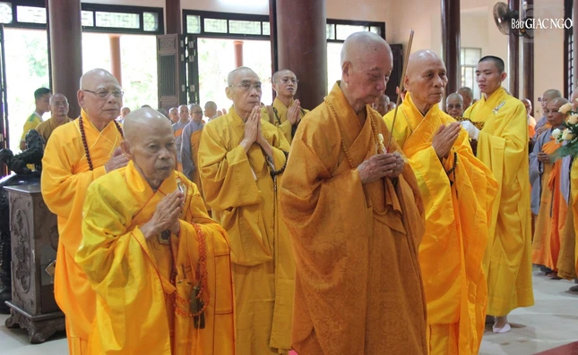 Đại lão Hòa thượng Thích Trí Quảng cùng chư tôn giáo phẩm lễ Phật tại chánh điện tổ đình Từ Đàm