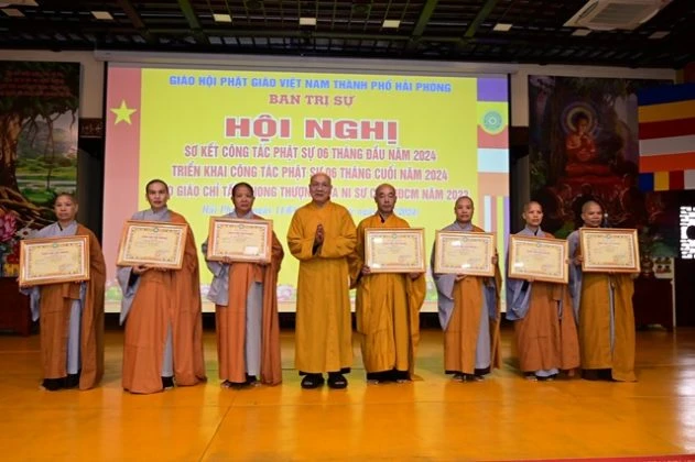 Trao giáo chỉ tấn phong giáo phẩm đến chư tôn đức Tăng Ni