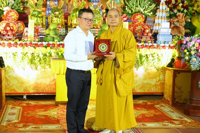Chủ tịch Hội Nhà báo Việt Nam Lê Quốc Minh trao Kỷ niệm chương đến Đại đức Thích Đồng Tuệ, trụ trì chùa Âu Lạc