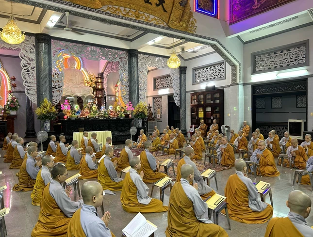 Chư Ni cùng nhau Bố-tát, thính giới tại tổ đình Kim Sơn